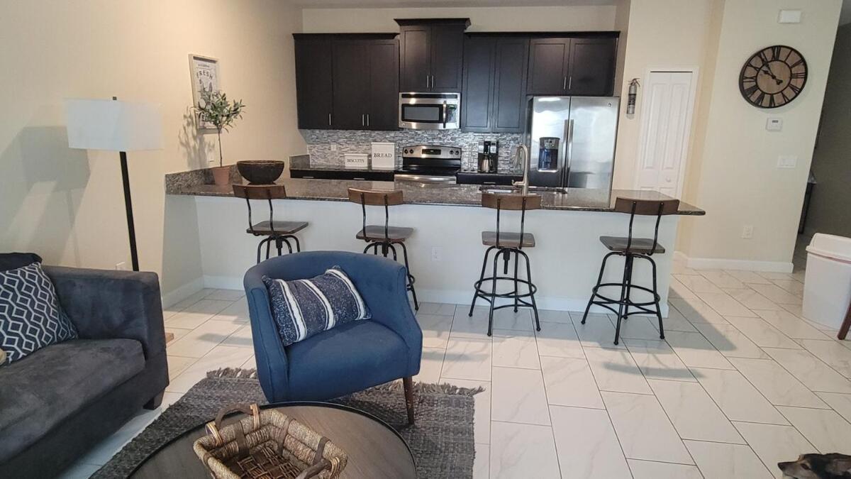 4 Bedroom Private Lakefront Town At Storey Near World Parks Appartement *