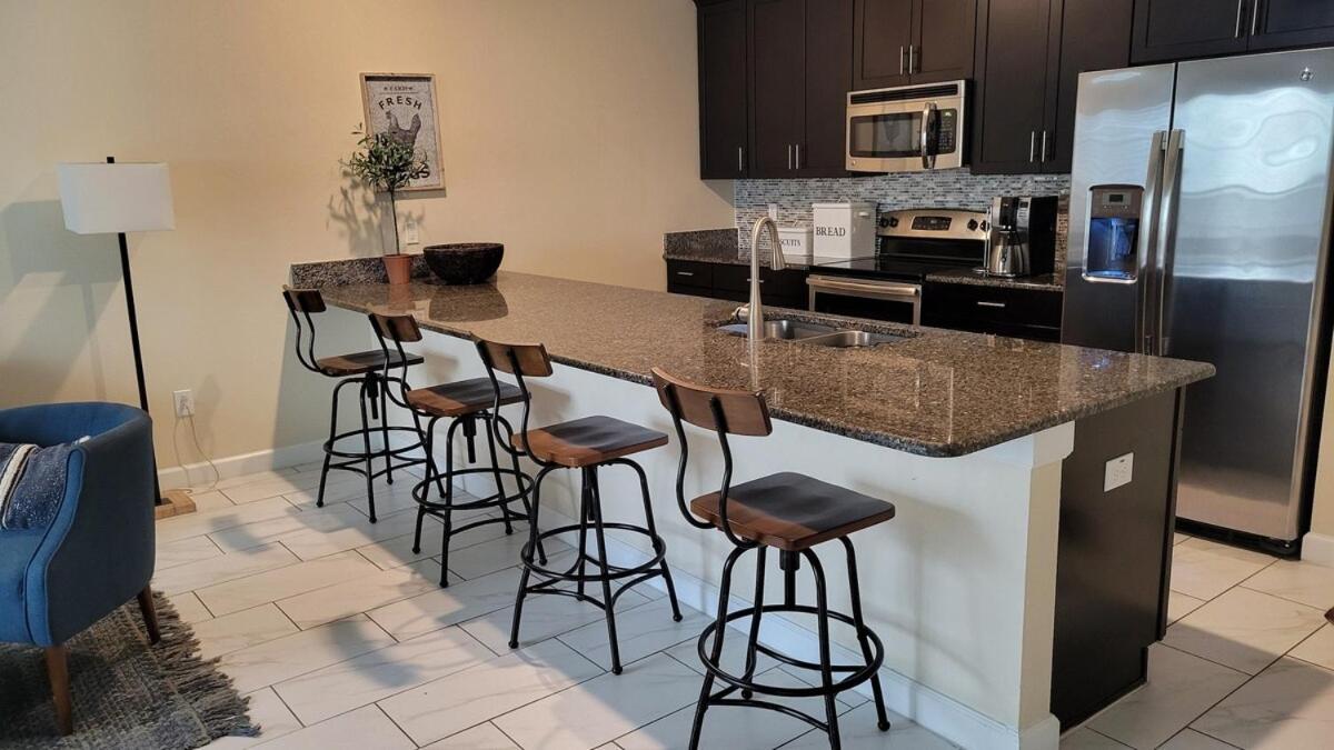 Appartement 4 Bedroom Private Lakefront Town At Storey Near World Parks *